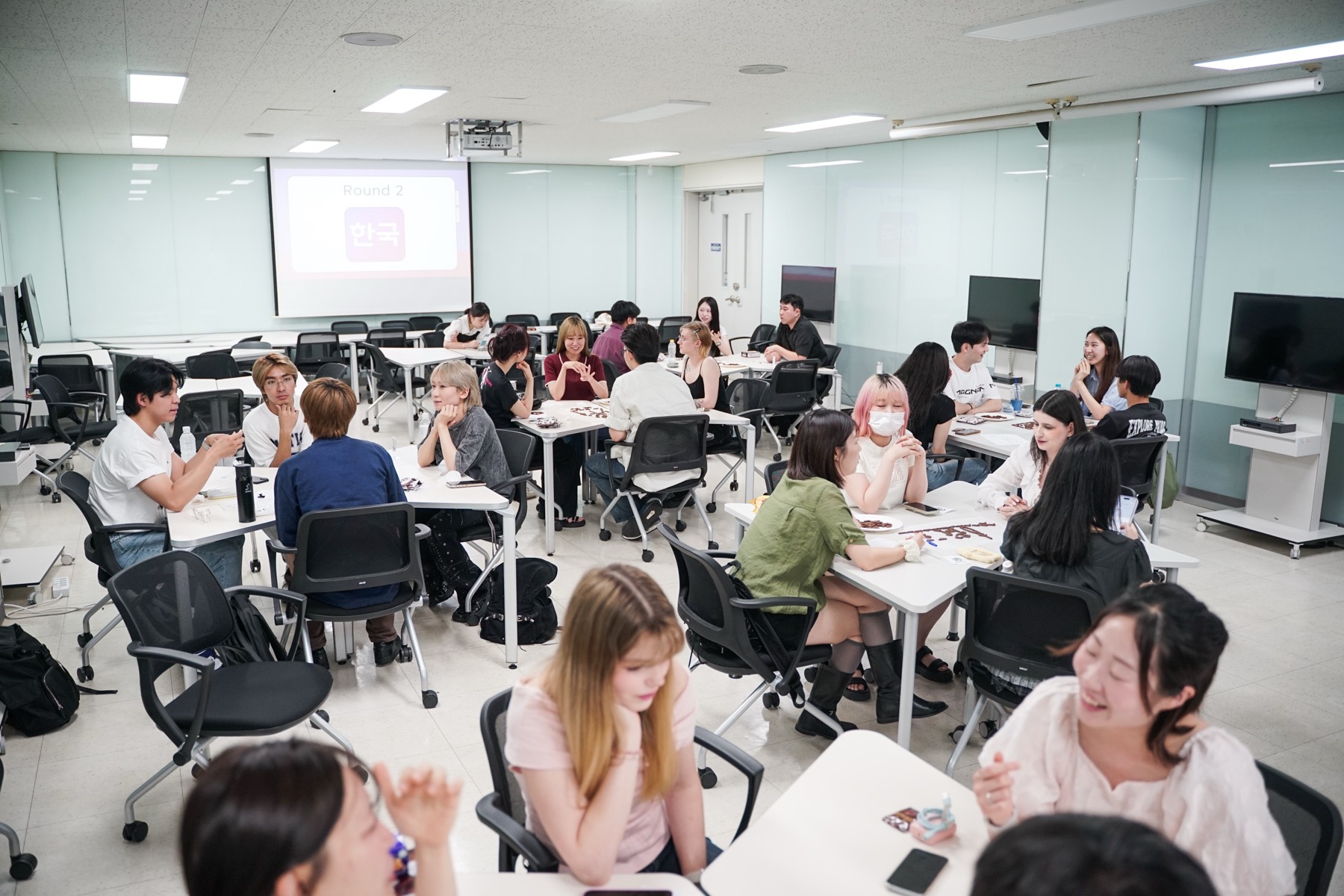 평화 사인과 손하트를 하는 다국적·한국인 멤버들의 단체 사진