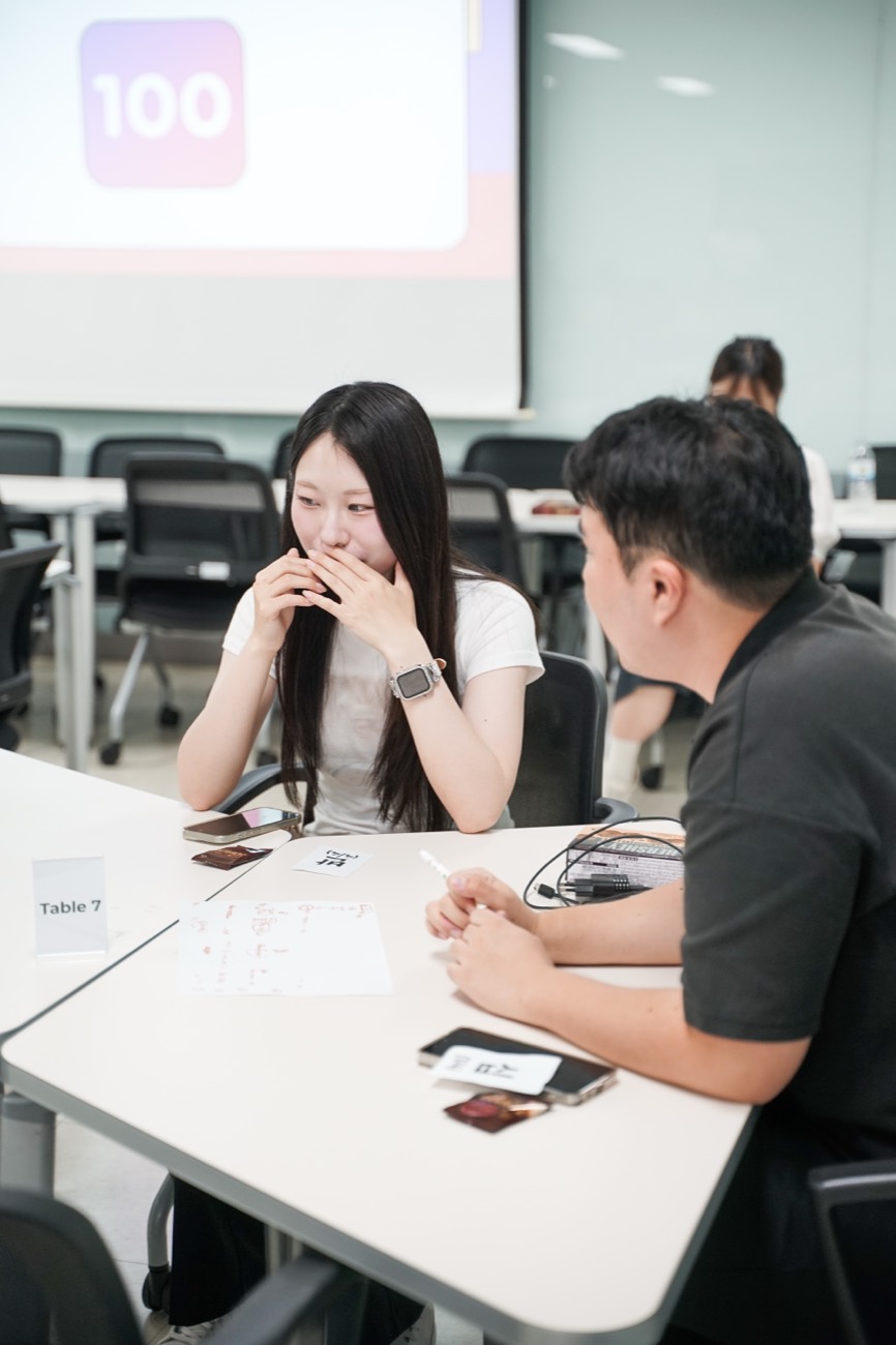 KONNECT 모임에서 멤버들이 대화하며 어울리는 모습